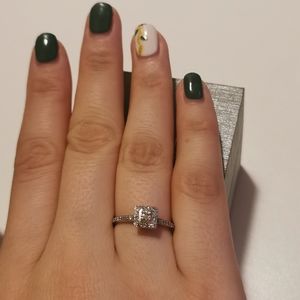 Peoples jewelers ring. White Gold. 10kt. With box. Size 6.5